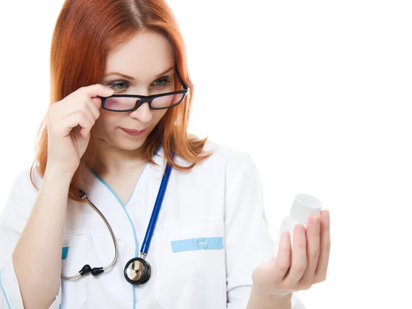 La mujer doctora sosteniendo un recipiente de vitaminas —  Fotos de Stock