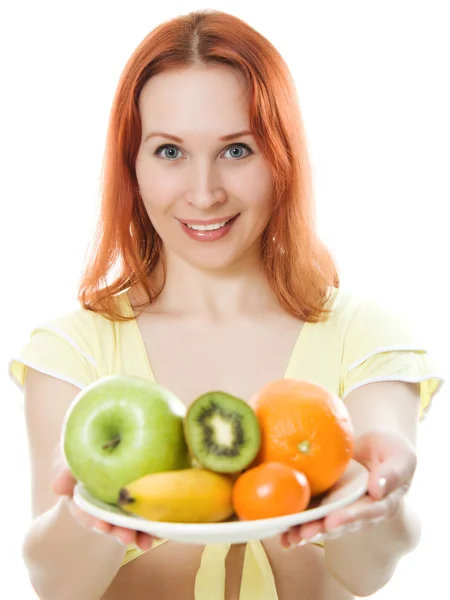 Jonge vrouw met vruchten op een plaat — Stockfoto