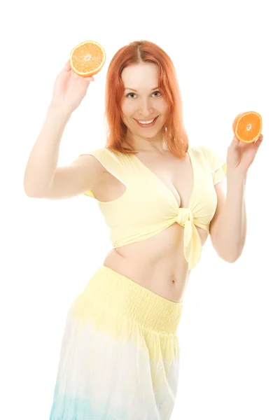 Νεαρή γυναίκα με τα πορτοκάλια σε λευκό φόντο — Φωτογραφία Αρχείου