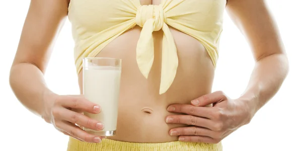 Femme tenant un verre de lait dans l'estomac — Photo