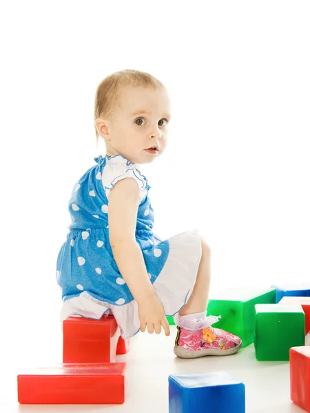 Младенец, играющий с опасными блоками — стоковое фото
