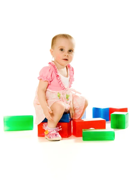 カラフルなブロックで遊んで赤ちゃん — ストック写真