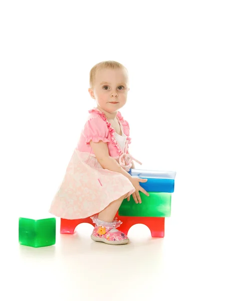 Baby spelen met kleurrijke blokken — Stockfoto