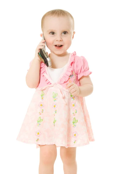 Девочка разговаривает по телефону в розовом платье — стоковое фото