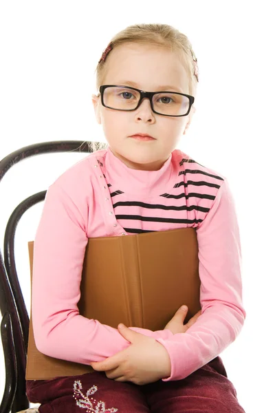 La niña en gafas con un libro — Foto de Stock
