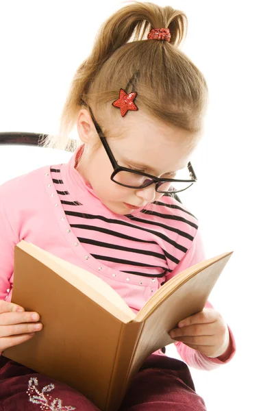 책과 안경에 어린 소녀 — 스톡 사진