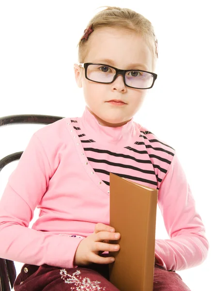 Маленькая девочка в очках с книгой — стоковое фото