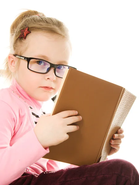 Küçük Kız bardaklarda bir kitapla — Stok fotoğraf