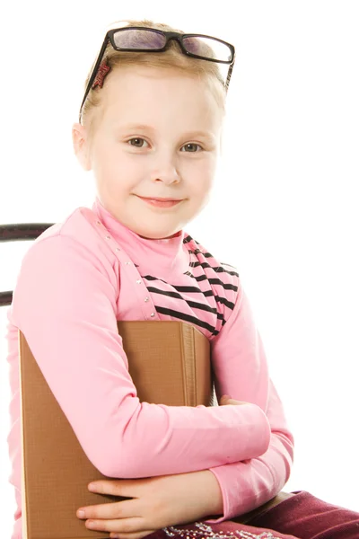 Malá holčička v brýlích s knihou — Stock fotografie