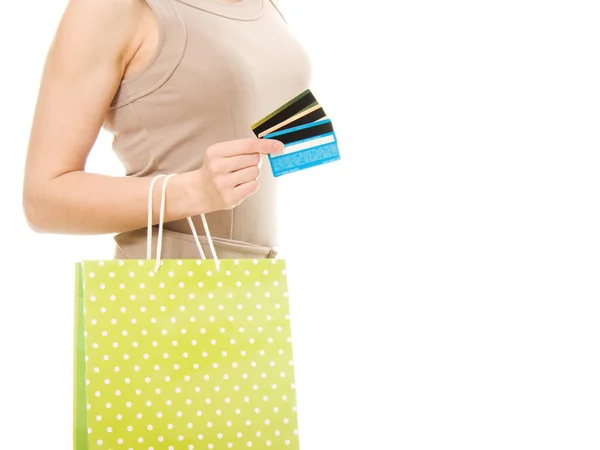 Mujer con tarjetas de crédito y compras . — Foto de Stock