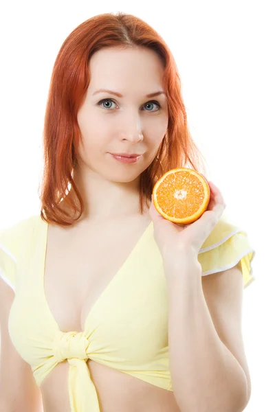 Ung kvinna med apelsiner i händerna — Stockfoto