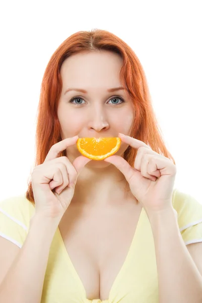Junge Frau mit Orangen in den Händen — Stockfoto