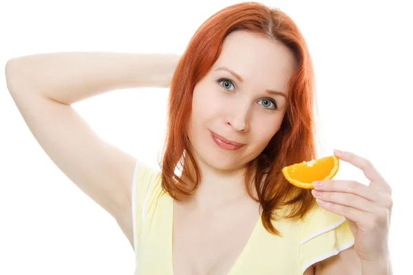 Молода жінка з апельсинами в руках — стокове фото