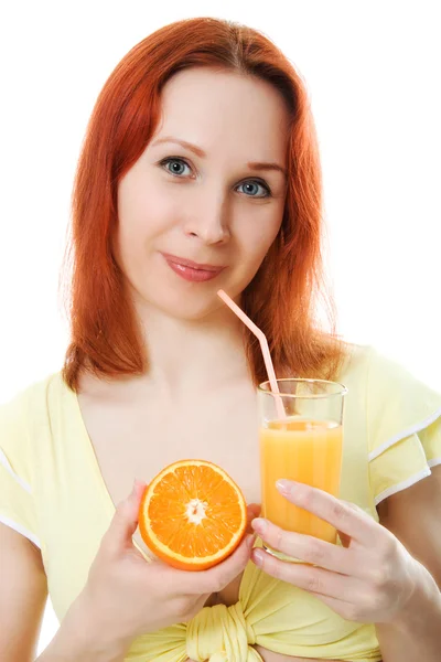 Ung kvinna med apelsinjuice och bröden — Stockfoto