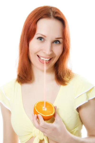 Νεαρή γυναίκα με πορτοκάλια στα χέρια της — Φωτογραφία Αρχείου