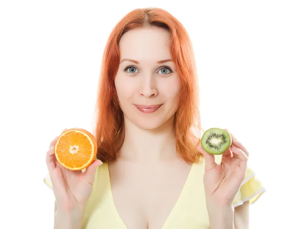 Женщина с апельсином и киви фруктами в руках — стоковое фото