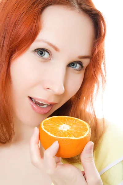 Portakallı genç kadın — Stok fotoğraf