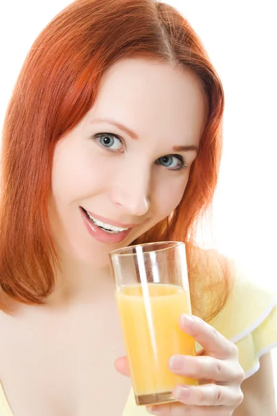 Mladá žena s pomeranče šťáva — Stock fotografie