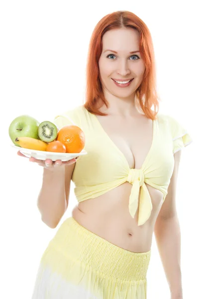 Mujer joven con fruta en un plato — Foto de Stock