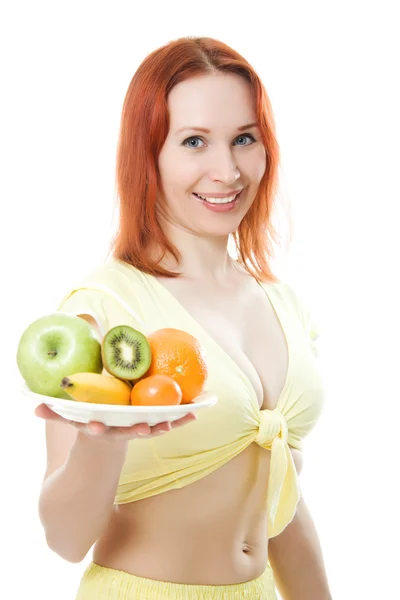 Jonge vrouw met vruchten op een plaat — Stockfoto