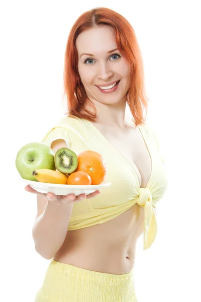 Mladá žena s ovocem na talíři — Stock fotografie