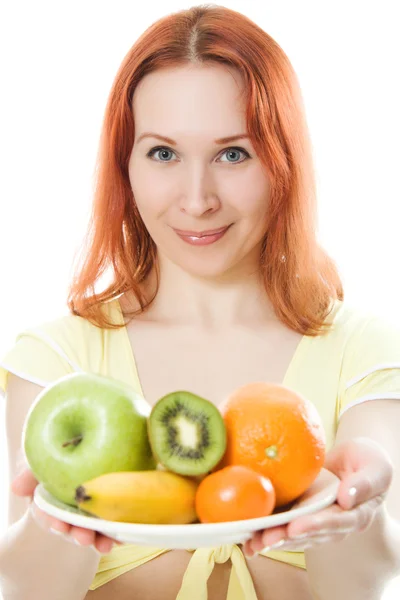 Junge Frau mit Obst auf einem Teller — Stockfoto