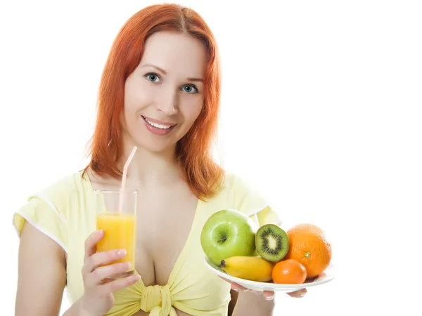 Ung kvinna med frukt och ett glas saft — Stockfoto