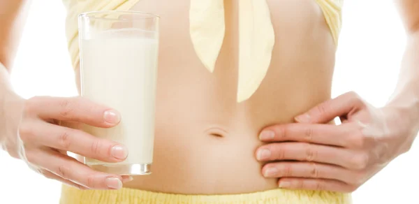 Γυναίκα, κρατώντας ένα ποτήρι γάλα στο στομάχι — Φωτογραφία Αρχείου