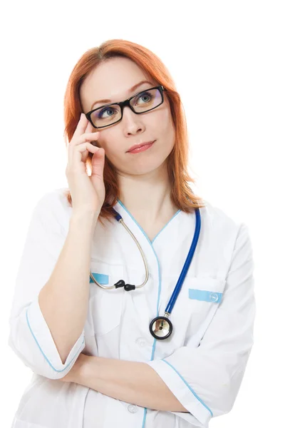 En kvinna läkare anser vit bakgrund. — Stockfoto
