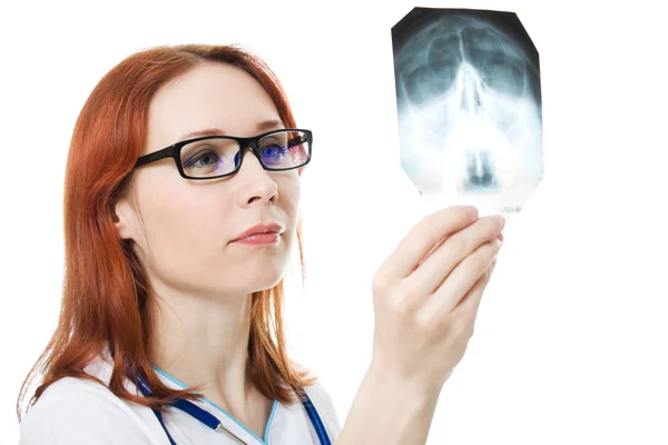 Ärztin untersucht Röntgenbild auf weißem Hintergrund. — Stockfoto