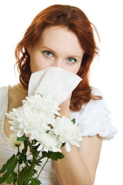 bahar çiçekleri beyaz arka plan üzerinde anti hapşırma sahip genç bir kadın