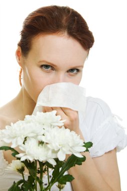 bahar çiçekleri beyaz arka plan üzerinde anti hapşırma sahip genç bir kadın