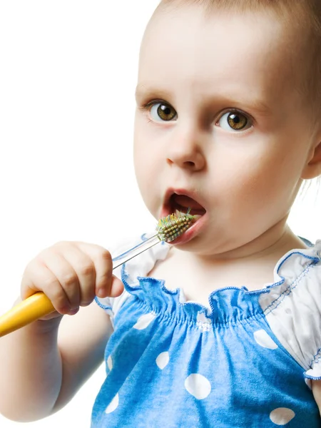 Μωρό ΠΛΕΝΕΙ τα ΔΟΝΤΙΑ του με μια οδοντόβουρτσα. — Φωτογραφία Αρχείου