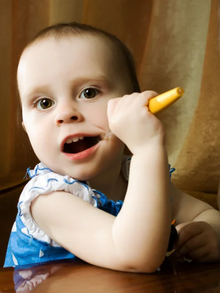 Μωρό ΠΛΕΝΕΙ τα ΔΟΝΤΙΑ του με μια οδοντόβουρτσα. — Φωτογραφία Αρχείου