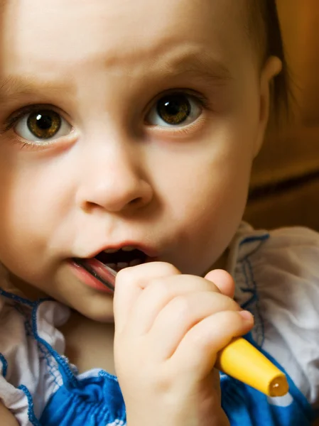 Bayi sikat giginya dengan sikat gigi . — Stok Foto