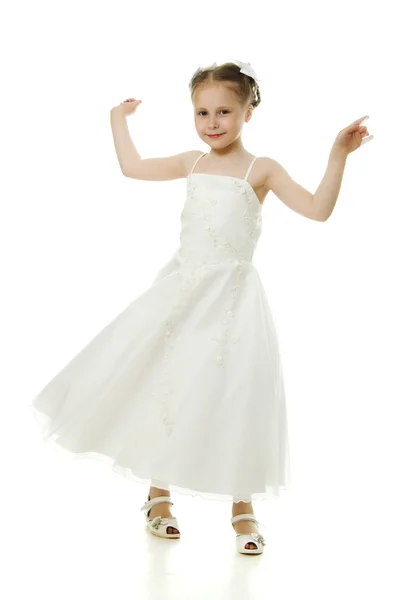 Beyaz elbiseli güzel kız. — Stok fotoğraf