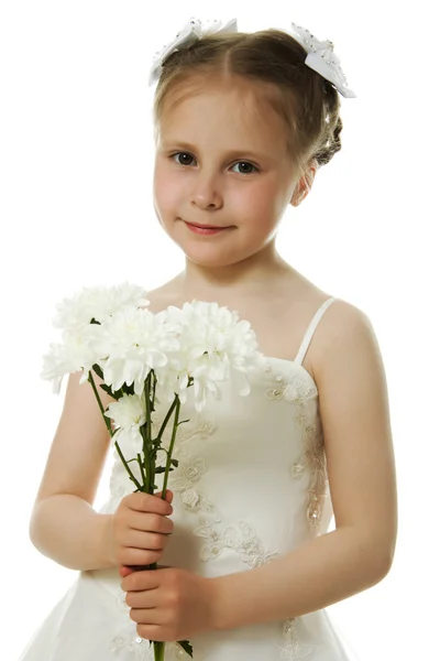 Hermosa chica en vestido blanco con una flor —  Fotos de Stock