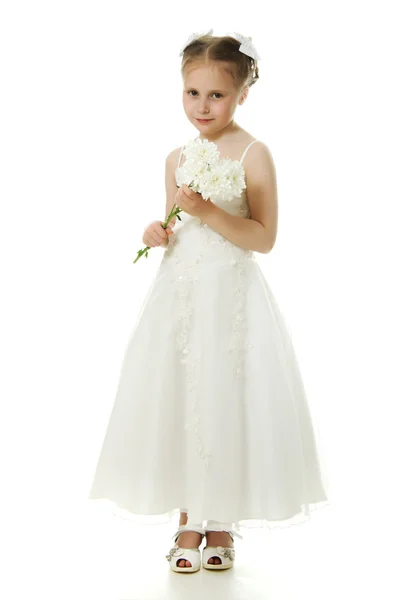 Красивая девушка в белом платье с цветком — стоковое фото