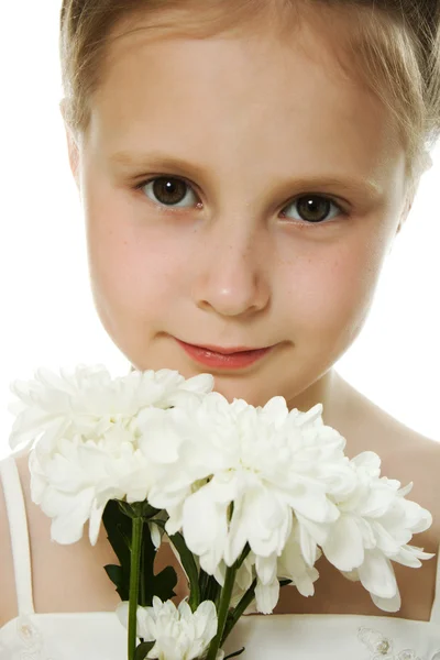 Piękna dziewczyna w białej sukni z kwiatem — Zdjęcie stockowe