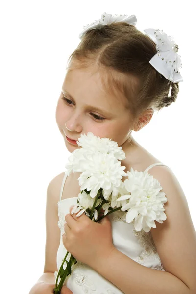 Vakker jente i hvit kjole med blomst – stockfoto