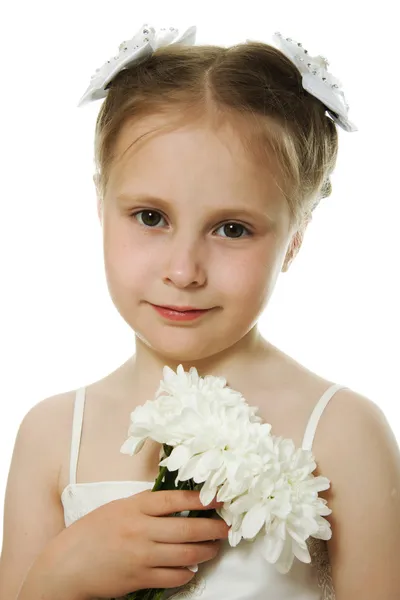 Menina bonita em vestido branco com uma flor — Fotografia de Stock
