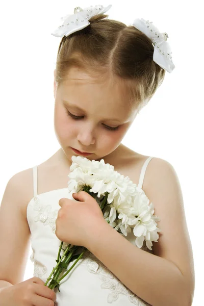 Vacker flicka i vit klänning med en blomma — Stockfoto