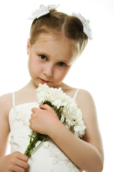 Красивая девушка в белом платье с цветком — стоковое фото
