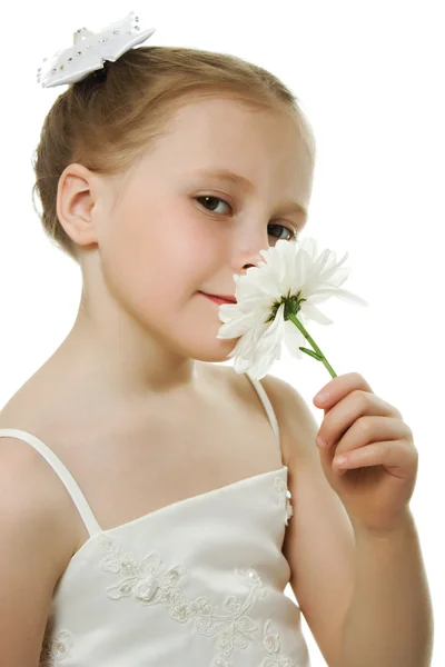 Mooi meisje in witte jurk met een bloem — Stockfoto