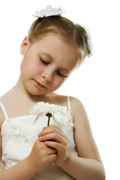 Vacker flicka i vit klänning med en blomma — Stockfoto