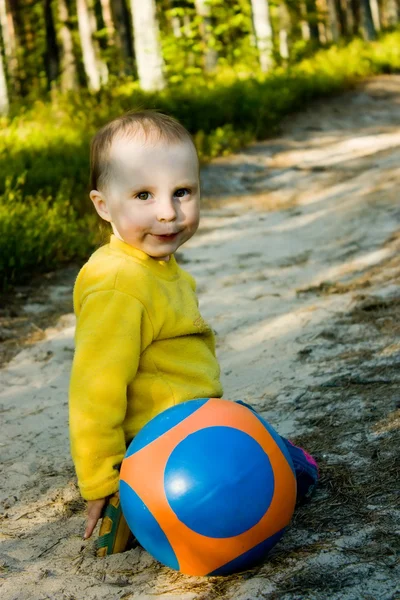 Małe dziecko odgrywa piłkę — Zdjęcie stockowe