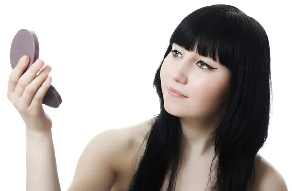 Młoda kobieta patrząc w lusterko kosmetyczne — Zdjęcie stockowe