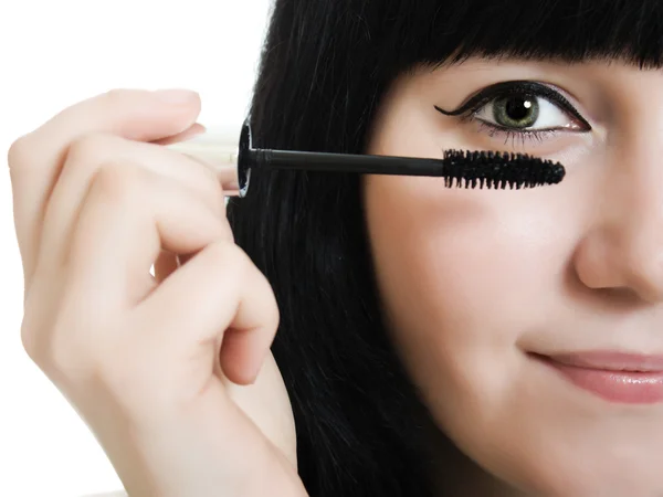 Jonge vrouw stuurt een wimper make-up — Stockfoto