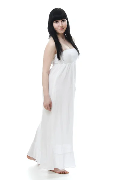 Piękna kobieta w białej sukience — Zdjęcie stockowe
