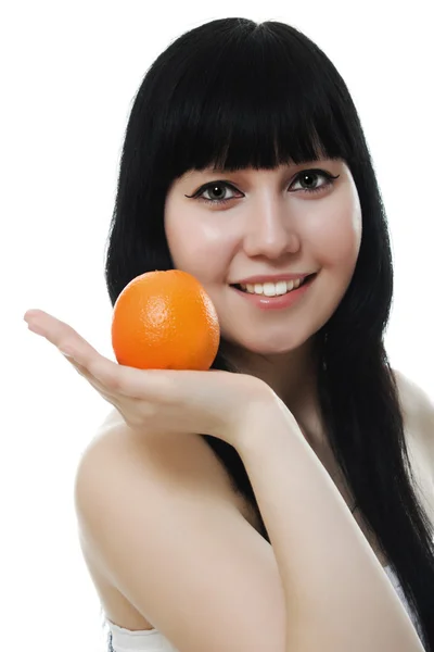 Retrato de uma mulher bonita, segurando uma laranja — Fotografia de Stock